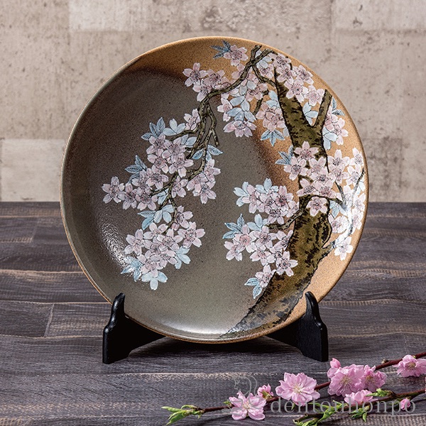 【送料無料】飾皿 桜花 10号 皿立付≪売り切れました≫ ( 木箱名入れ可 木札名入れ可 退職祝い 男性 女性 母の日  早割　プレゼント 置物 飾皿 スタンド 絵皿 贈り物 九谷焼 )
