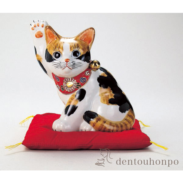 【送料無料】九谷焼 横向き招猫 毛長三毛 5.5号 布団付≪在庫確認後、1~3営業日で出荷※5／8以降≫ ( 木札名入れ有料 初任給 プレゼント 母の日 置物 幸運 開運 開店祝い 風水 九谷焼 )