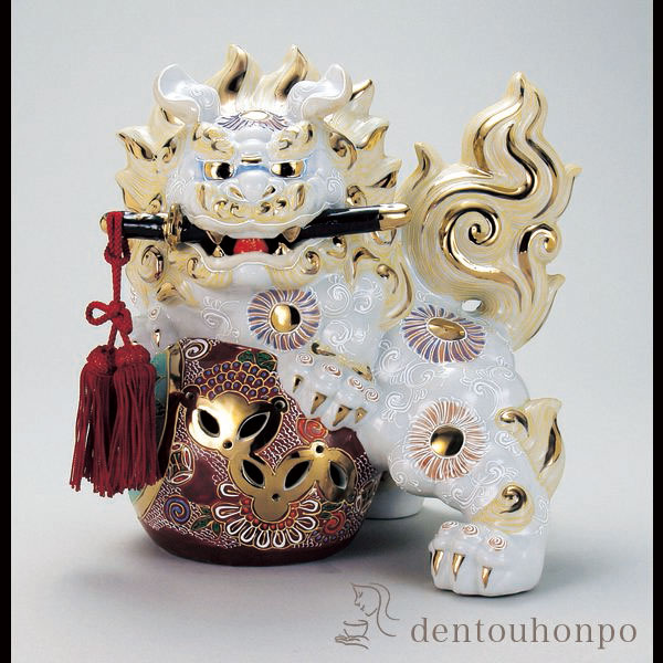 【送料無料】九谷焼 剣獅子 白盛 8号≪注文後に商品取り寄せ、後日納期連絡致します≫ ( 木札名入れ有料 退職祝い 定年 置物 玄関 受付 風水 幸運 九谷焼 )