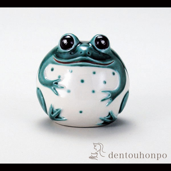 【送料無料】九谷焼 蛙 緑釉 2.8号≪在庫確認後、21営業日程で出荷≫ ( 木札名入れ有料 置物 玄関 コンパクト 風水 幸運 九谷焼 )