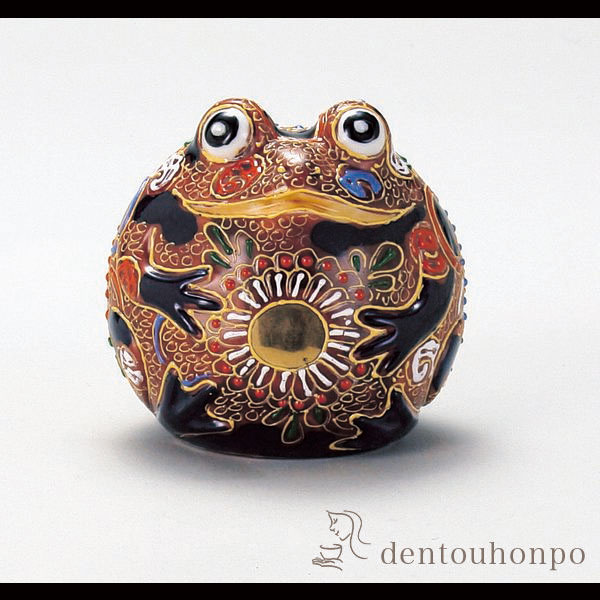 【送料無料】九谷焼 蛙 細描盛 2.8号≪4週間程で出荷予定≫ ( 木札名入れ有料 置物 玄関 コンパクト 風水 幸運 九谷焼 )