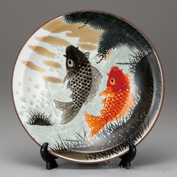 【送料無料】九谷焼 飾皿 鯉の滝登り 10号 皿立付≪注文後に商品取り寄せ、後日納期連絡致します≫ ( 木箱名入れ有料 木札名入れ有料 退職祝い 定年 置物 飾皿 スタンド 絵皿 贈り物 九谷焼 )