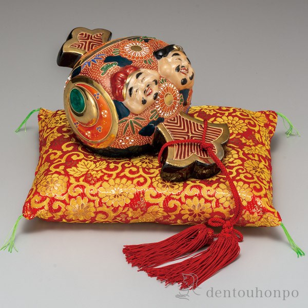 【送料無料】九谷焼 小槌 恵比寿大黒 7号 房・布団付≪在庫確認後、通常即日で出荷≫ ( 木札名入れ有料 退職祝い 定年 打出の小槌 金の小槌 置物 玄関 七福神 九谷焼 )