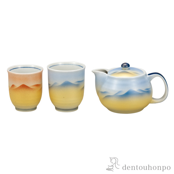 【送料無料】くつろぎ揃 山水 夫婦湯呑・急須セット 茶こし網付き≪在庫確認後、通常即日で出荷≫ ( 湯のみ 急須 ポット プレゼント 日本茶 九谷焼 )