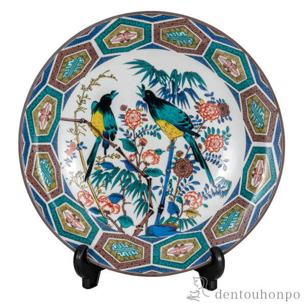 【送料無料】飾皿 古九谷花鳥 10号 皿立付≪在庫確認後、通常即日で出荷※5／7以降≫ ( 木箱名入れ有料 木札名入れ有料 初任給 プレゼント 母の日 置物 飾皿 スタンド 絵皿 贈り物 九谷焼 )