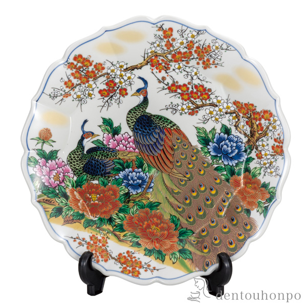 【送料無料】飾皿 牡丹孔雀 10号 皿立付≪在庫確認後、通常即日で出荷※5／7以降≫ ( 木箱名入れ有料 木札名入れ有料 初任給 プレゼント 母の日 置物 飾皿 スタンド 絵皿 贈り物 九谷焼 )