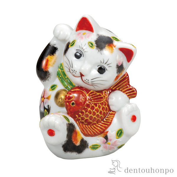 【送料無料】鯛招き猫 三毛盛 3.8号≪在庫確認後、21営業日程で出荷≫ ( 木札名入れ有料 退職祝い 定年 置物 幸運 開運 まねきねこ 風水 九谷焼 )