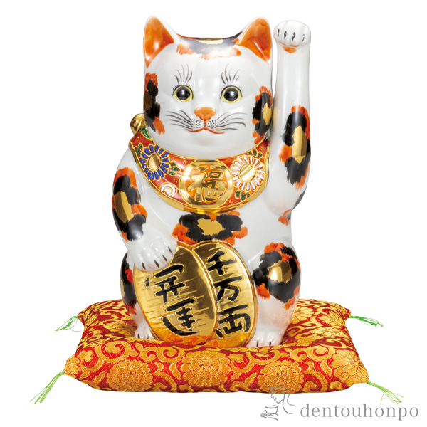 【送料無料】招き猫 金三毛 8号 布団付≪在庫確認後、通常即日で出荷※5／7以降≫ ( 木札名入れ有料 置物 幸運 開運 まねきねこ 風水 九谷焼 )