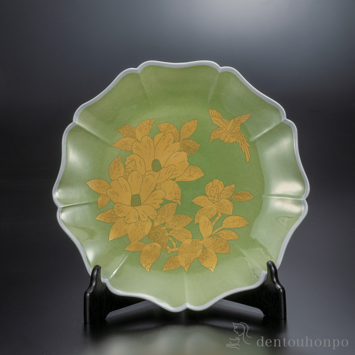 【送料無料】飾皿 釉裏金彩椿文 9.5号 皿立付≪在庫確認後、通常即日で出荷≫ ( 置物 飾皿 スタンド 絵皿 贈り物 九谷焼 )