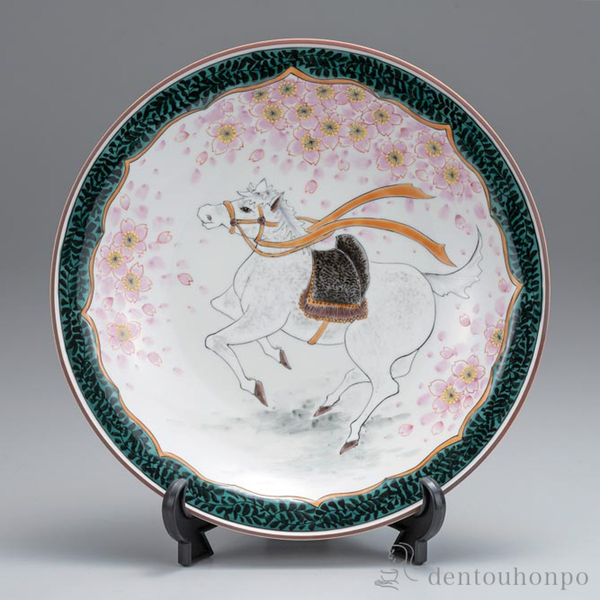 【送料無料】干支　飾皿 桜馬 10号 プラスチック皿立付≪在庫確認後、1~3営業日で出荷≫ ( お正月 新年 午 馬 十二支 2026年 開運 九谷焼 )