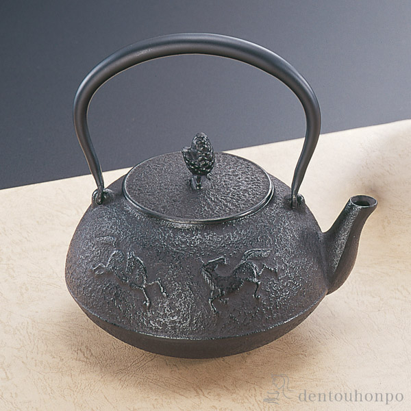 【送料無料】岩鋳 南部鉄器 鉄瓶 馬肌 黒焼付 14型 1500ml（1.5L）≪売り切れました≫ ( 岩鋳 初任給 プレゼント 母の日 南部鉄器 日本製 やかん 鉄分補給 湯沸かし 南部鉄器 )