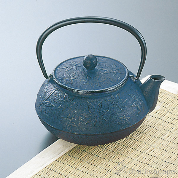 【送料無料】岩鋳 南部鉄器 急須 カエデ 紫紺 5型 茶こし付≪売り切れました≫ ( 岩鋳 退職祝い 定年 ティーポット お茶 煎茶 日本茶 おすすめ 南部鉄器 )