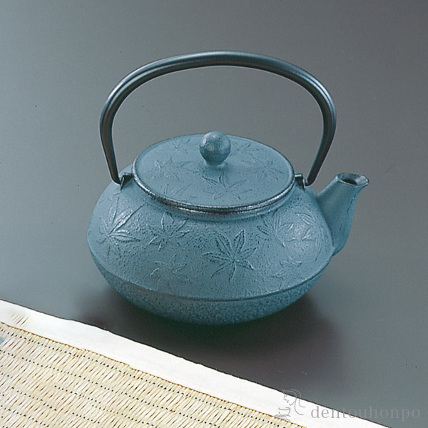 【送料無料】岩鋳 南部鉄器 急須 カエデ 緑青 5型 茶こし付≪売り切れました≫ ( 岩鋳 退職祝い 定年 ティーポット お茶 煎茶 日本茶 おすすめ 南部鉄器 )