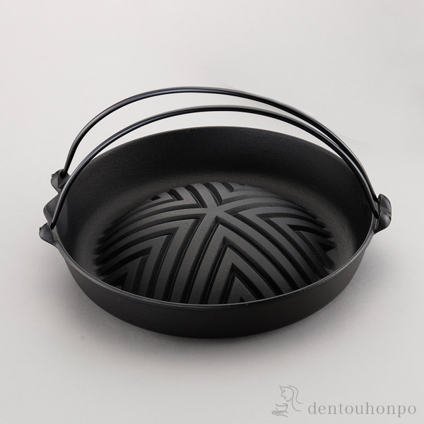 岩鋳 南部鉄器 焼肉ジンギスカン鍋 ツル付≪約半年で出荷≫ ( 岩鋳 退職祝い 定年 お家焼肉 鉄鍋 鉄分補給 貧血対策 正規品 BBQ 焼肉プレート 焼肉グリル 南部鉄器 )