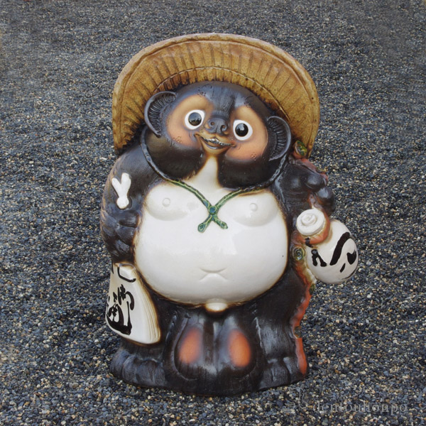 【送料無料】福ひねり狸 25号≪在庫確認後、21営業日程で出荷≫ ( 木札名入れ有料 置物 幸運 風水 縁起物 人気 信楽焼 )