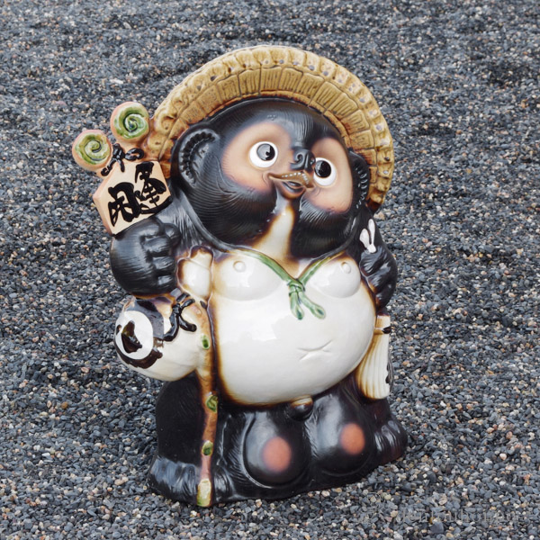 【送料無料】開運狸 18号≪在庫確認後、21営業日程で出荷≫ ( 木札名入れ有料 置物 幸運 風水 縁起物 人気 信楽焼 )