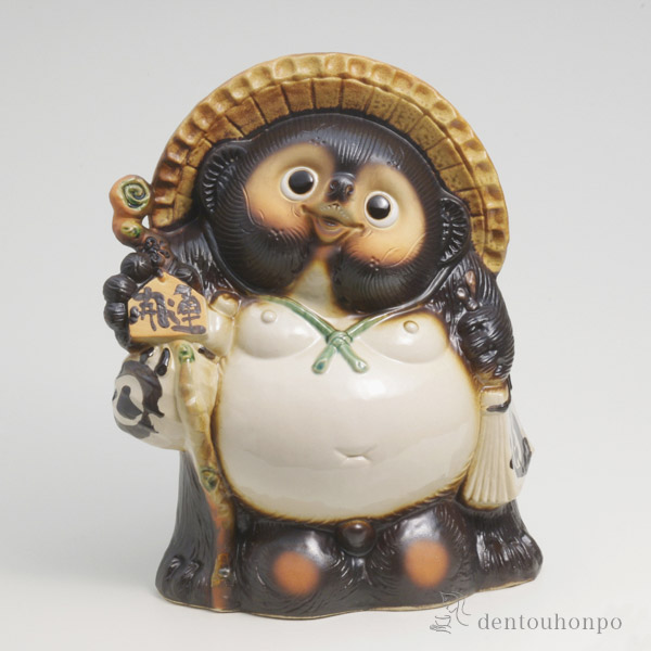 【送料無料】開運狸 13号≪在庫確認後、21営業日程で出荷≫ ( 木札名入れ有料 母の日 プレゼント 初任給 置物 幸運 風水 縁起物 人気 信楽焼 )