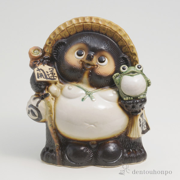 【送料無料】開運狸 福蛙付 10号≪注文後に商品取り寄せ、後日納期連絡致します≫ ( 木札名入れ有料 母の日 プレゼント 初任給 置物 幸運 風水 縁起物 人気 信楽焼 )