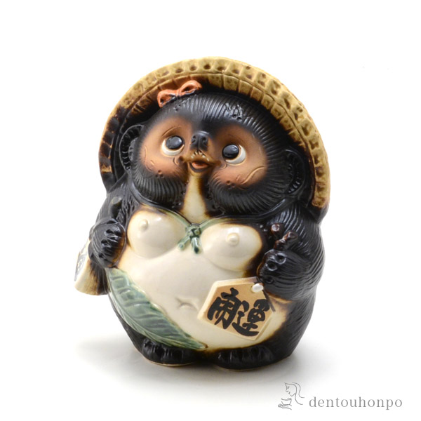 【送料無料】お願い狸 メス 7号≪在庫確認後、21営業日程で出荷≫ ( 木札名入れ有料 母の日 プレゼント 初任給 置物 幸運 風水 縁起物 人気 信楽焼 )