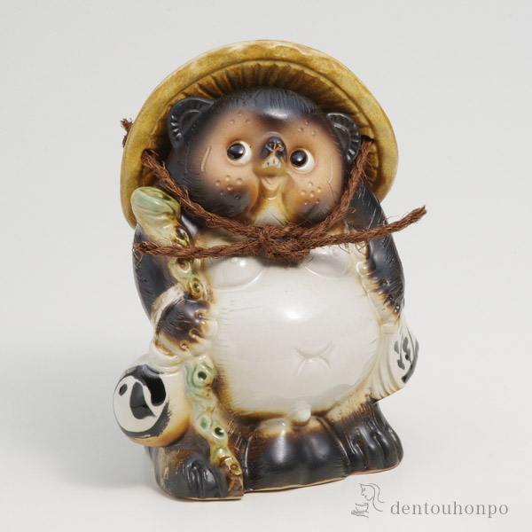 【送料無料】ひねり狸 オス 6号≪在庫確認後、21営業日程で出荷≫ ( 木札名入れ有料 母の日 プレゼント 初任給 置物 幸運 風水 縁起物 人気 信楽焼 )