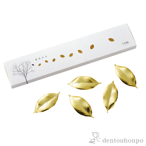 HUTLERY 椿 葉っぱの箸置き ゴールド5枚 ギフトセット≪在庫確認後、7営業日程で出荷≫ ( ギフトセット 結婚祝い 箸休め はしおき おしゃれ 燕三条 燕金物 )