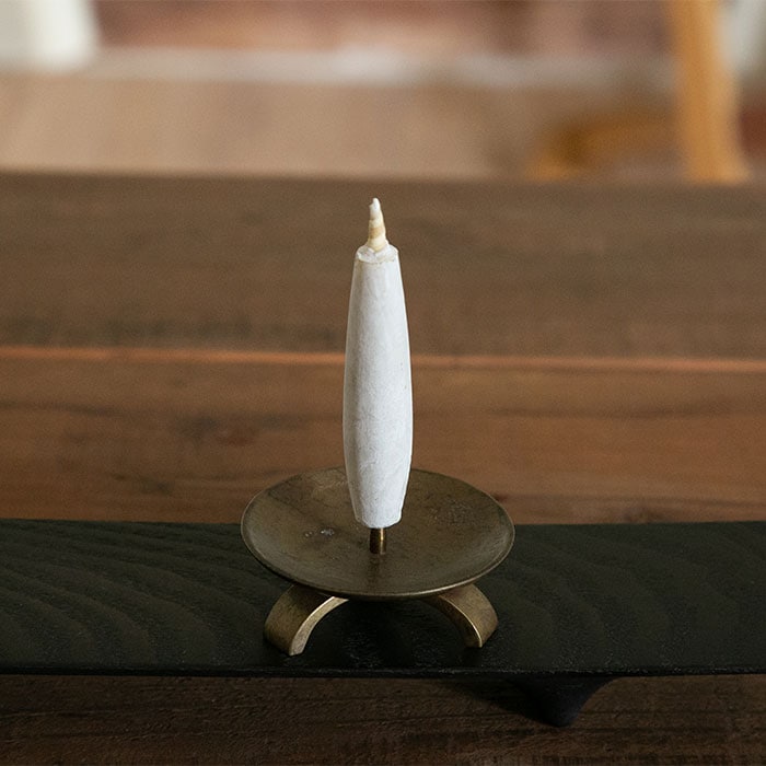 【送料無料】灯立 三脚（みつあし） 金茶 桐箱入り≪在庫確認後、21営業日程で出荷≫ ( 能作 木箱名入れ有料 母の日 プレゼント 初任給 手作り 高級 和ろうそく 和室 洋室 高岡銅器 )