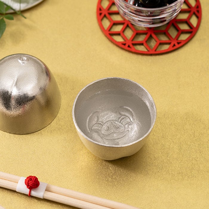 【送料無料】ぐい呑 幸福豚≪在庫確認後、21営業日程で出荷≫ ( 能作 母の日 プレゼント 初任給 ぐいのみ 盃 酒器 猪口 日本酒 高岡銅器 )