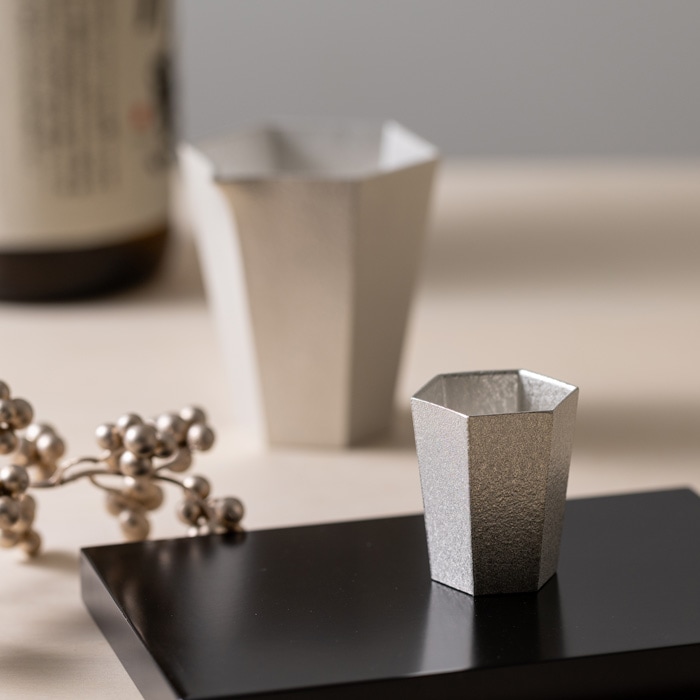 【送料無料】ぐい呑 六≪在庫確認後、21営業日程で出荷≫ ( 能作 名入れ有料 母の日 プレゼント 初任給 ぐいのみ 盃 酒器 猪口 日本酒 高岡銅器 )