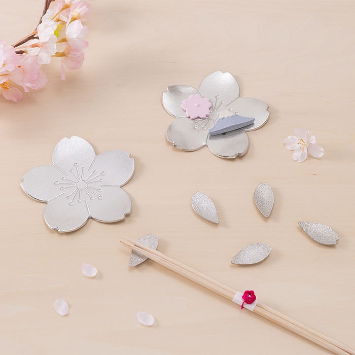 【送料無料】箸置 小皿 はなびら 桜 箸置5個・小皿3個 桐箱入り≪在庫確認後、21営業日程で出荷≫ ( 能作 木箱名入れ有料 母の日 プレゼント 初任給 ギフトセット 結婚祝い 箸休め はしおき おしゃれ 高岡銅器 )