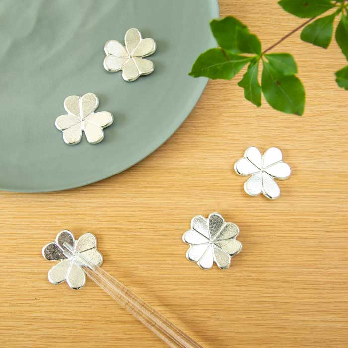 【送料無料】箸置 かたばみ 5個入り 桐箱入り≪在庫確認後、21営業日程で出荷≫ ( 能作 木箱名入れ有料 母の日 プレゼント 初任給 ギフトセット 結婚祝い 箸休め はしおき おしゃれ 高岡銅器 )