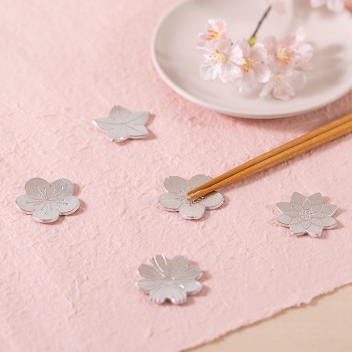 【送料無料】箸置 花ばな 5個入り 桐箱入り≪在庫確認後、21営業日程で出荷≫ ( 能作 木箱名入れ有料 母の日 プレゼント 初任給 ギフトセット 結婚祝い 箸休め はしおき おしゃれ 高岡銅器 )