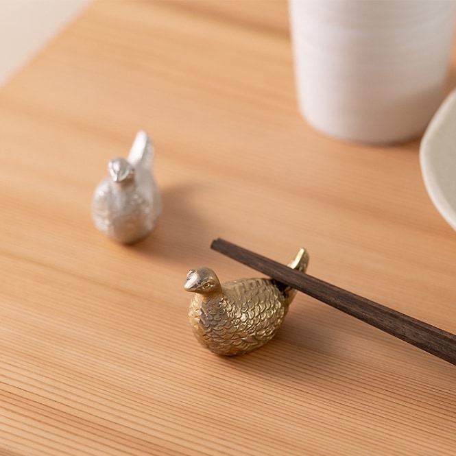 【送料無料】箸置 雷鳥 2個入り 桐箱入り≪在庫確認後、21営業日程で出荷≫ ( 能作 木箱名入れ有料 母の日 プレゼント 初任給 ギフトセット 結婚祝い 箸休め はしおき おしゃれ 高岡銅器 )