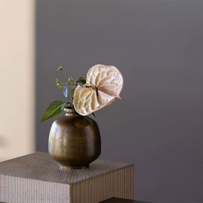 【送料無料】花瓶 花みつぼ 金茶≪在庫確認後、21営業日程で出荷≫ ( 能作 母の日 プレゼント 初任給 ガラス フラワーベース 花器 一輪挿し おすすめ 高岡銅器 )