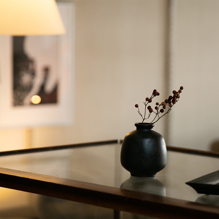 【送料無料】花瓶 花みつぼ 黒茶≪在庫確認後、21営業日程で出荷≫ ( 能作 母の日 プレゼント 初任給 ガラス フラワーベース 花器 一輪挿し おすすめ 高岡銅器 )