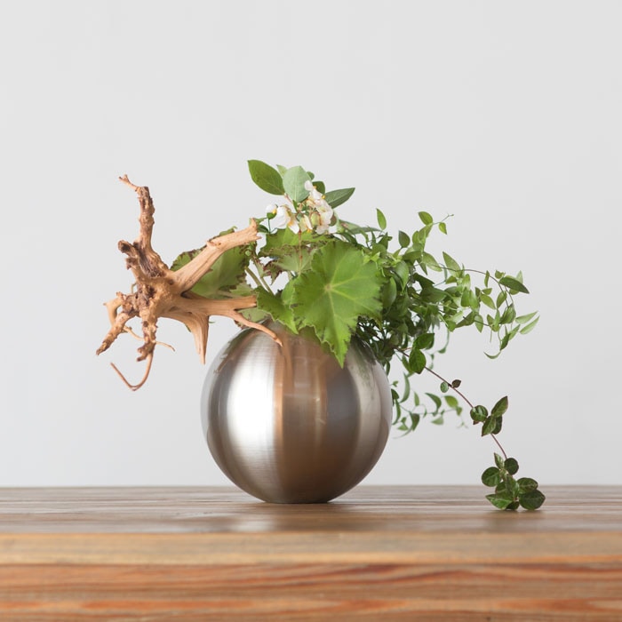 【送料無料】花瓶 TAMA S≪在庫確認後、21営業日程で出荷≫ ( 能作 母の日 プレゼント 初任給 ガラス フラワーベース 花器 一輪挿し おすすめ 高岡銅器 )