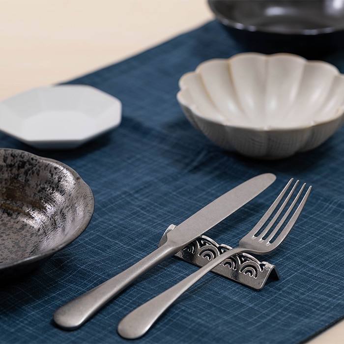 【送料無料】箸置ペア 吉祥紋 梅 青海波 2種入り 桐箱入り≪在庫確認後、21営業日程で出荷≫ ( 能作 木箱名入れ有料 母の日 プレゼント 初任給 ギフトセット 結婚祝い 箸休め はしおき おしゃれ 高岡銅器 )