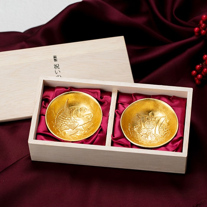 【送料無料】盃セット 祝い 金箔 2個入り≪在庫確認後、21営業日程で出荷≫ ( 能作 母の日 プレゼント 初任給 巳 蛇 十二支 2025年 開運 高岡銅器 )