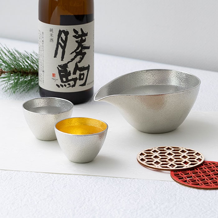 【送料無料】酒器セット 錫 金箔 片口・大 片口1個・ぐい呑2種入り≪在庫確認後、21営業日程で出荷≫ ( 能作 名入れ有料 母の日 プレゼント 初任給 酒器 日本酒 冷酒 プレゼント 人気 高岡銅器 )