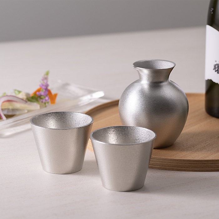 【送料無料】徳利・猪口セット 錫 徳利1個・猪口2個 桐箱入り≪在庫確認後、21営業日程で出荷≫ ( 能作 名入れ有料 母の日 プレゼント 初任給 酒器 日本酒 冷酒 プレゼント 人気 高岡銅器 )