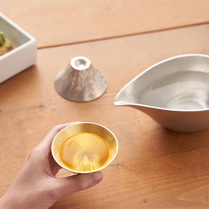 【送料無料】富士山FUJIYAMA 酒器セット 錫 金箔 片口・大 片口1個・ぐい呑2種入り 桐箱入り≪在庫確認後、10~14営業日程で出荷予定≫ ( 能作 名入れ有料 酒器 日本酒 冷酒 プレゼント 人気 高岡銅器 )