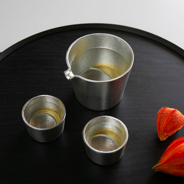 【送料無料】月の酒器セット 金箔 片口1個・ぐい呑2個≪在庫確認後、21営業日程で出荷≫ ( 能作 名入れ有料 母の日 プレゼント 初任給 酒器 日本酒 冷酒 プレゼント 人気 高岡銅器 )