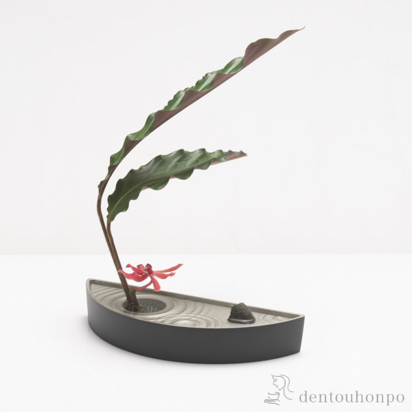 水盤 雫影 HANGETSU　墨黒 剣山付≪在庫確認後、10~14営業日程で出荷≫ ( 母の日 プレゼント 初任給 花器 いけばな 生け花 おしゃれ おすすめ 高岡銅器 )