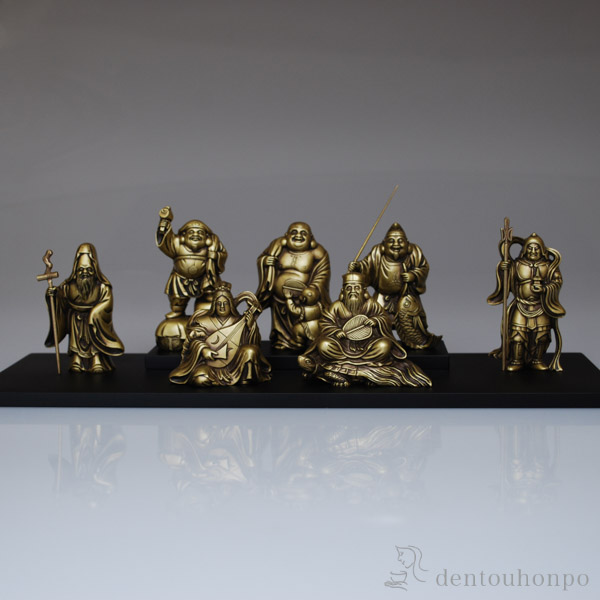 【送料無料】七福神 シルキーゴールド 7種セット 専用木台付≪在庫確認後、10~14営業日程で出荷≫ ( 木札名入れ有料 恵比寿 大黒 宝船 置物 幸運 高岡銅器 )