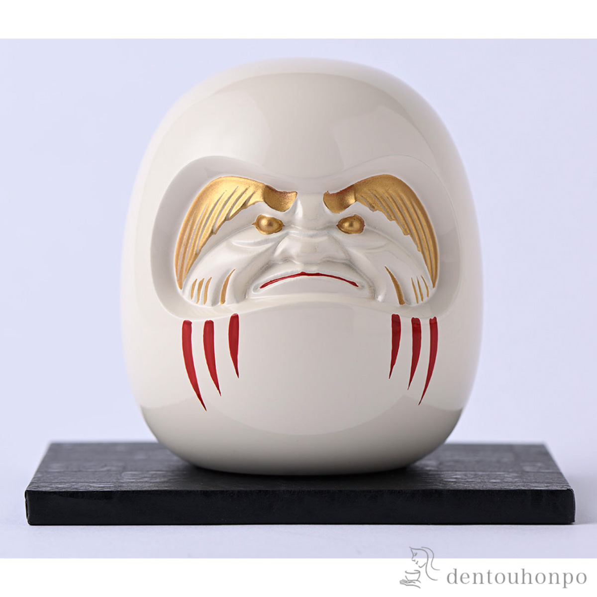 【送料無料】開運厄除 達磨 白 置台付き≪在庫確認後、1~3営業日で出荷≫ ( 木札名入れ有料 置物 幸運 風水 縁起物 人気 高岡銅器 )