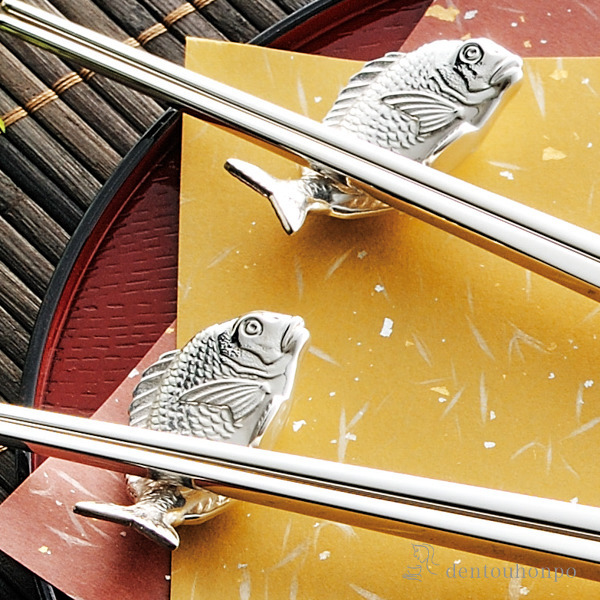 【送料無料】純銀製 箸置 鯛 2個セット≪在庫確認後、10~14営業日程で出荷予定≫ ( ギフト セット 結婚祝い お店 人気 東京銀器（銀工芸） )