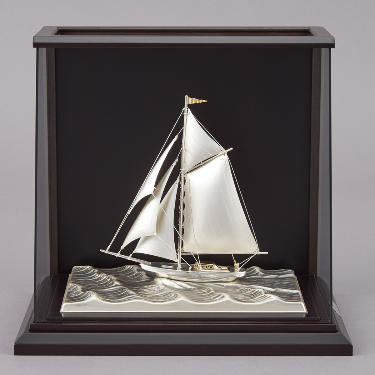 【送料無料】銀製 ヨット １本マスト スロープケース B 60g≪在庫確認後、10~14営業日程で出荷≫ ( 高級 コレクション 美術品 工芸品 伝統 東京銀器（銀工芸） )