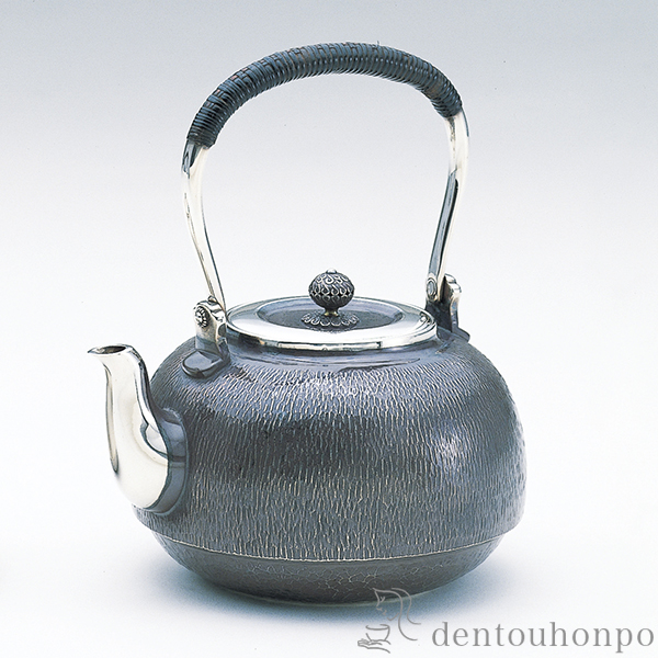 【送料無料】純銀 湯沸 ゴザ目　Ｒ型 B 4.5号・640g≪在庫確認後、10~14営業日程で出荷≫ ( 木札名入れ有料 高級 コレクション 美術品 工芸品 伝統 東京銀器（銀工芸） )