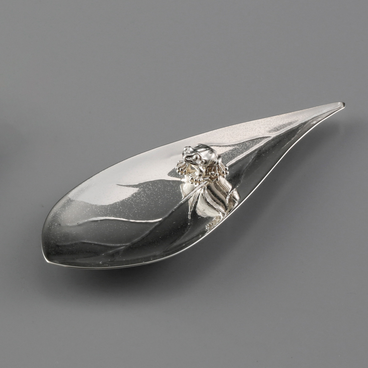 【送料無料】純銀 茶箕 葉型 蛙 20g≪在庫確認後、10~14営業日程で出荷≫ ( 退職祝い 定年 茶器 抹茶 湯沸かし 茶室 人気 東京銀器（銀工芸） )