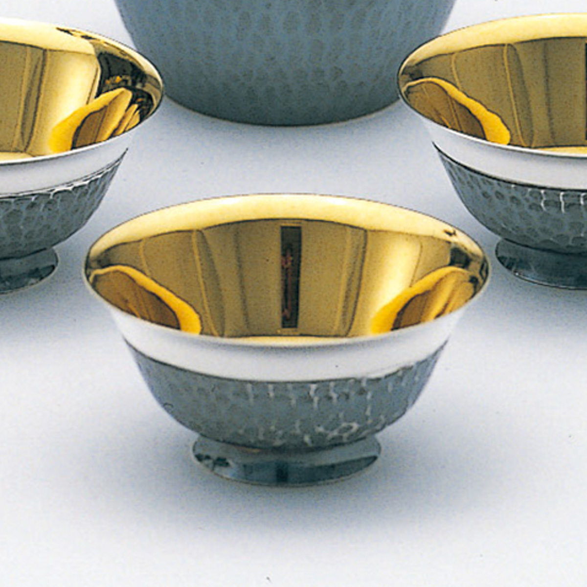 【送料無料】銀製 猪口 鎚目 単品 D 18g≪在庫確認後、10~14営業日程で出荷≫ ( 退職祝い 定年 高級 コレクション 美術品 工芸品 伝統 東京銀器（銀工芸） )