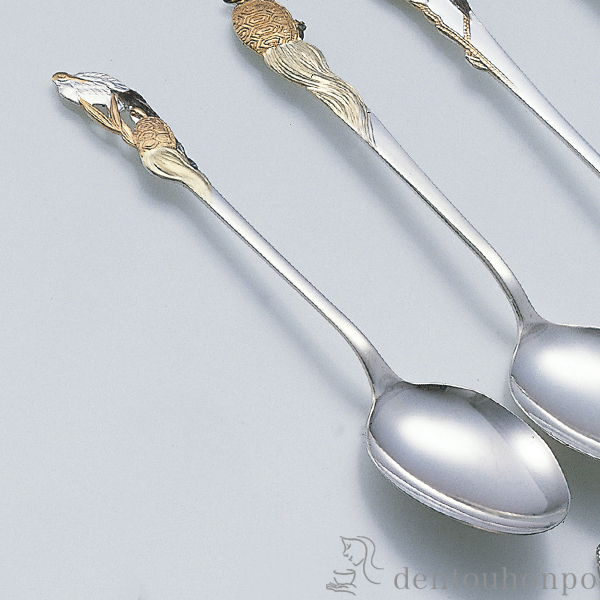 【送料無料】銀製 コーヒースプーン 鶴亀≪在庫確認後、10~14営業日程で出荷≫ ( 名入れ有料 退職祝い 定年 セット ティー コーヒー スープ 出産祝い 東京銀器（銀工芸） )